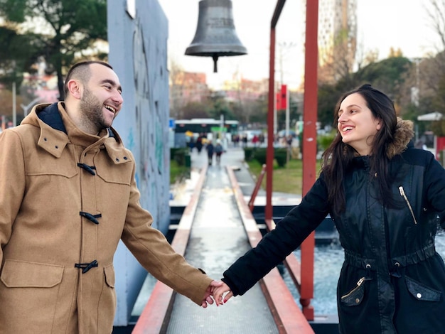 Foto um casal de mãos dadas no parque