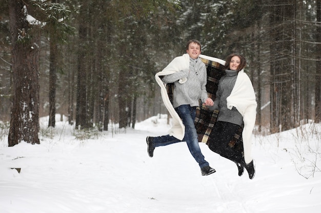Um casal de namorados em um encontro à tarde de inverno sob uma nevasca