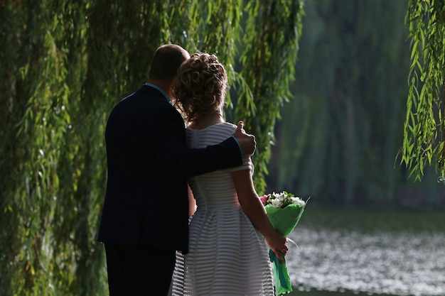 Um casal de namorados na margem do lago