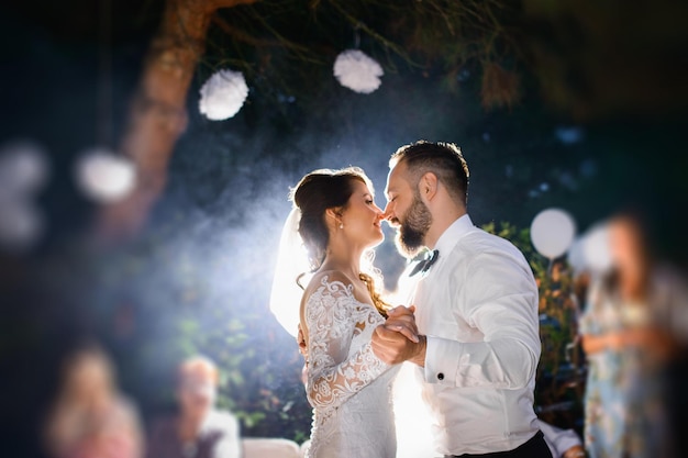 Um casal de noivos está dançando na noite de núpcias