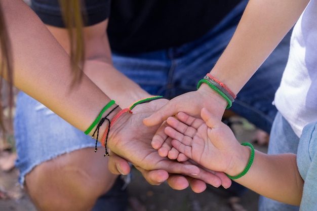 Foto um casal de pessoas com as mãos enroladas num círculo