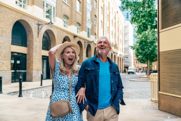 Um casal de seniores feliz a passar tempo juntos na cidade de Londres.