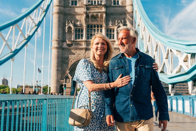 Um casal de seniores feliz a passar tempo juntos na cidade de Londres.