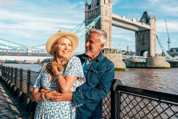 Um casal de seniores feliz a passar tempo juntos na cidade de Londres.