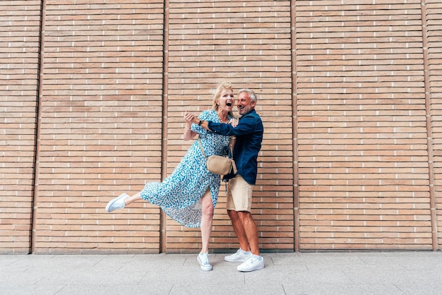 Um casal de seniores feliz a passar tempo juntos na cidade de Londres.