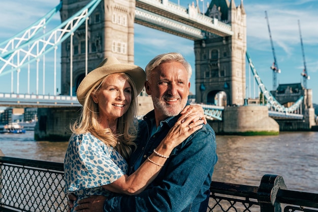 Um casal de seniores feliz a passar tempo juntos na cidade de Londres.