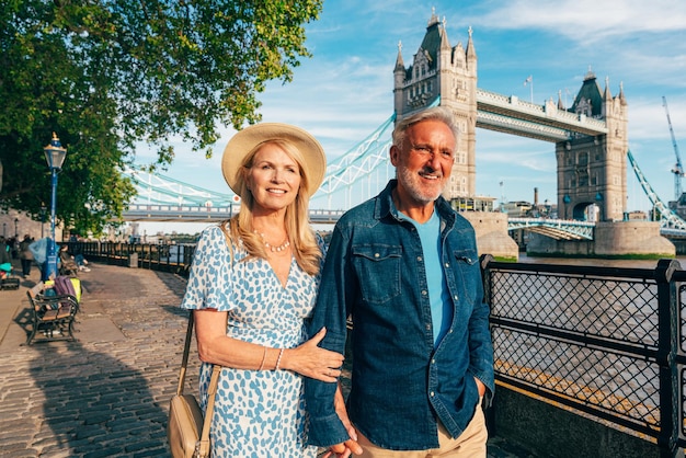 Um casal de seniores feliz a passar tempo juntos na cidade de Londres.