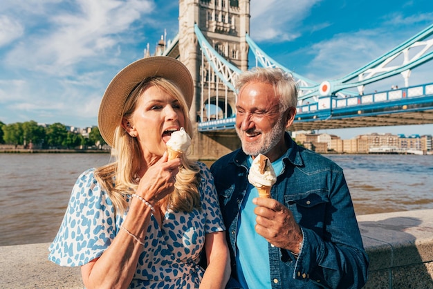 Um casal de seniores feliz a passar tempo juntos na cidade de Londres.