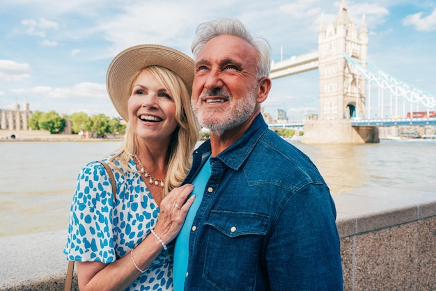 Um casal de seniores feliz a passar tempo juntos na cidade de Londres.