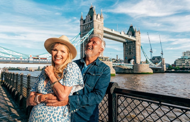 Um casal de seniores feliz a passar tempo juntos na cidade de Londres.