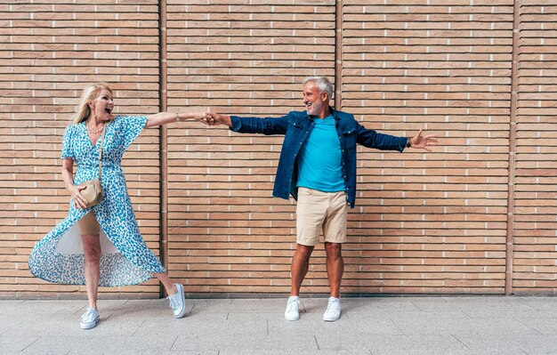 Foto um casal de seniores feliz a passar tempo juntos na cidade de londres.
