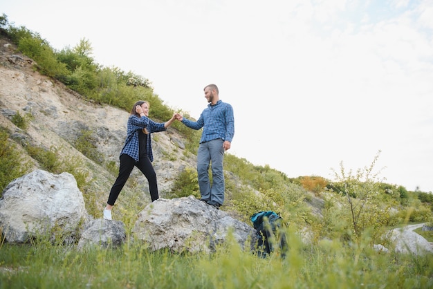 Um casal de turistas na hora da viagem de aço e admirar a bela paisagem montanhosa