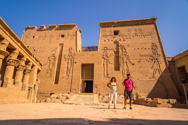 Um casal de turistas no Templo de Philae uma construção greco-romana vista do rio Nilo um templo dedicado à deusa Ísis do amor Aswan egípcio