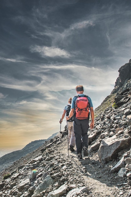 Foto um casal durante uma caminhada alpina