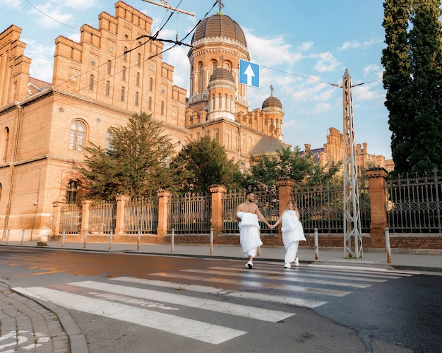 Foto um casal em cobertores andando pela cidade