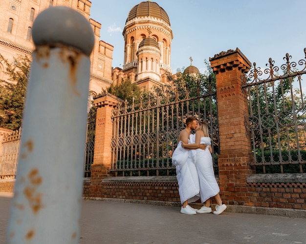 Foto um casal em cobertores andando pela cidade