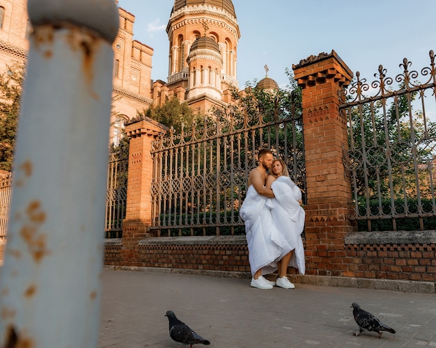 Foto um casal em cobertores andando pela cidade