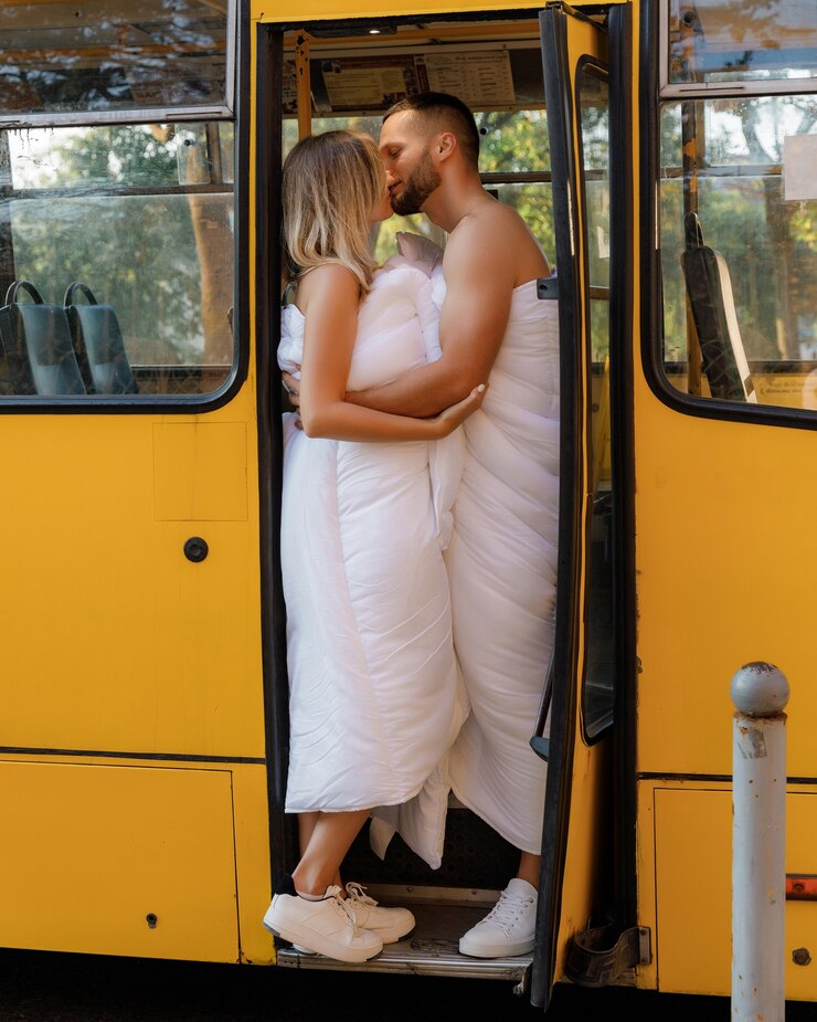 Um casal em cobertores andando pela cidade