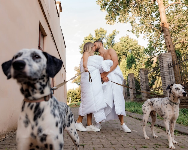 Foto um casal em cobertores andando pela cidade