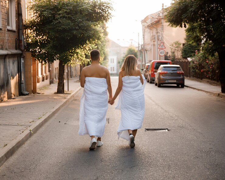 Um casal em cobertores andando pela cidade