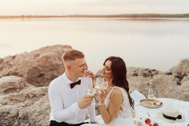 Um casal em um piquenique à beira do lago