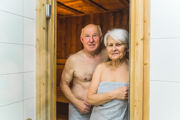 Um casal em uma sauna na sauna