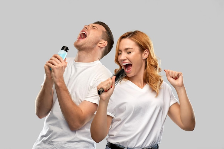 Foto um casal feliz a cantar com escova de cabelo e loção.