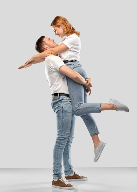 Um casal feliz com camisas brancas.