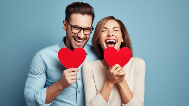 Foto um casal feliz com corações vermelhos a celebrar o dia dos namorados.