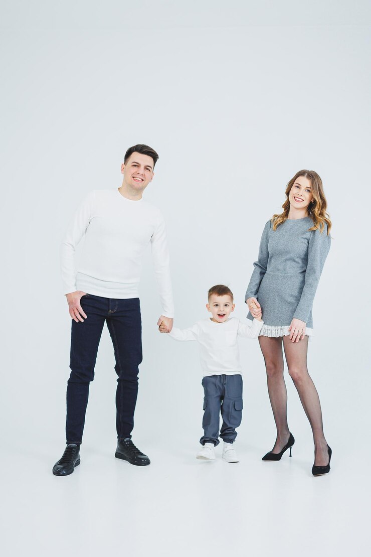 Um casal feliz com um filho pequeno mãe pai e filho sorridente família elegante