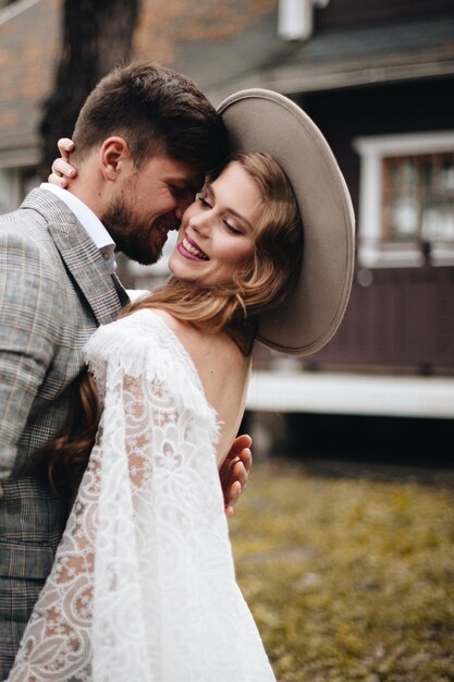 Foto um casal feliz de pé no campo.