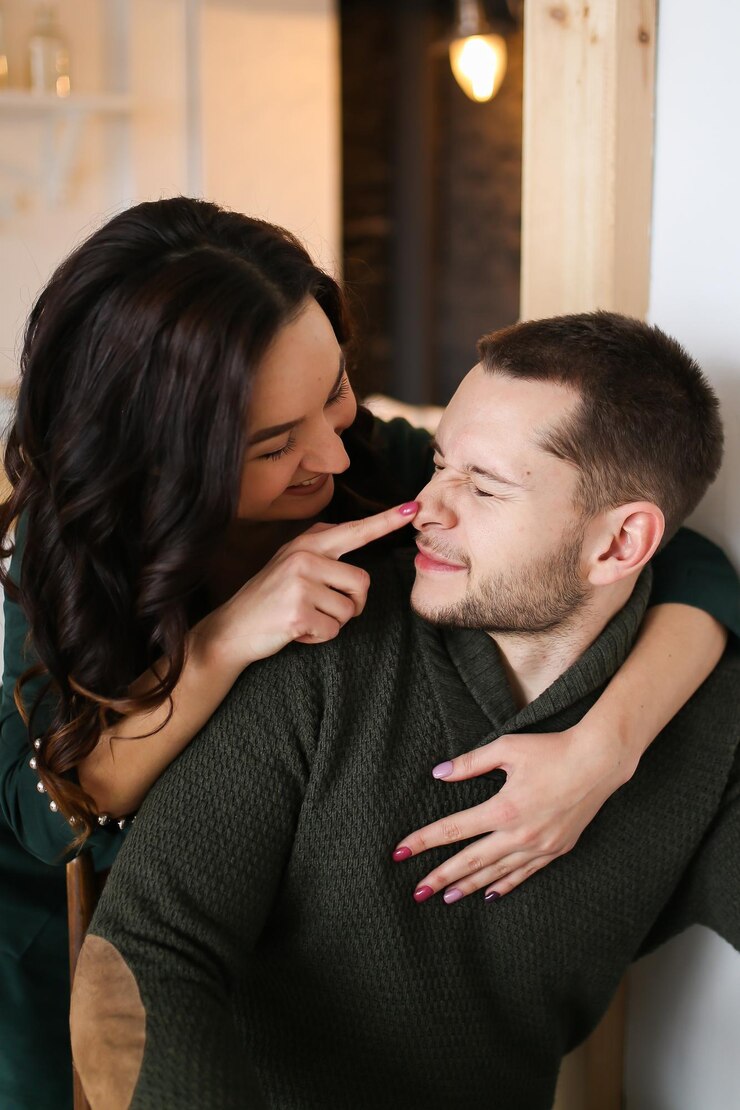Foto um casal feliz e apaixonado está se preparando para as férias de natal na cozinha decorada da casa