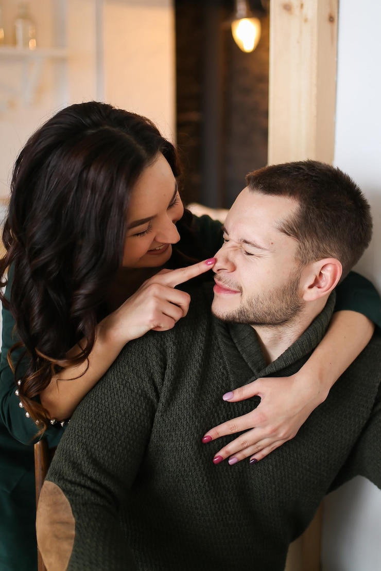Foto um casal feliz e apaixonado está se preparando para as férias de natal na cozinha decorada da casa