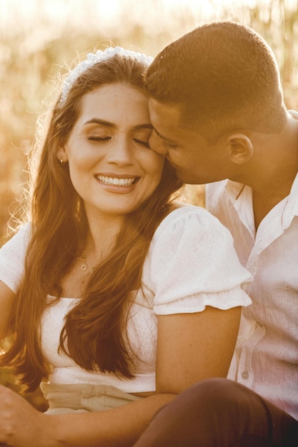 Foto um casal feliz e diversificado abraçando-se em um prado gramado foto