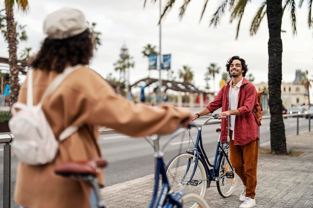 Um casal feliz está andando na rua com bicicleta e se encontrando no meio do caminho