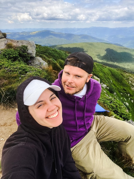 Um casal feliz na montanha