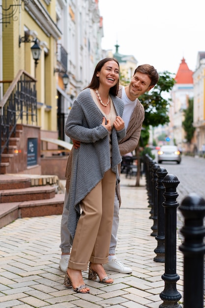 Um casal feliz na rua.