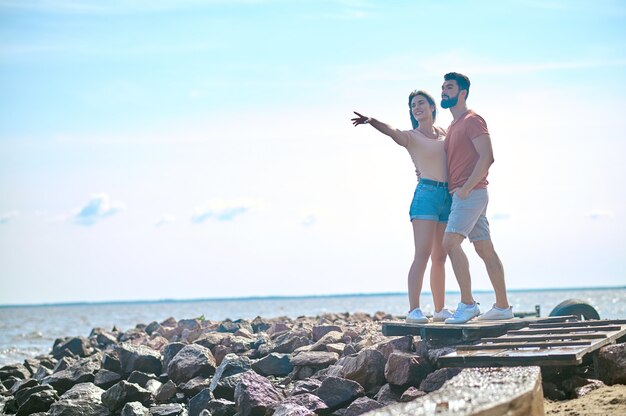 Um casal feliz se divertindo à beira-mar