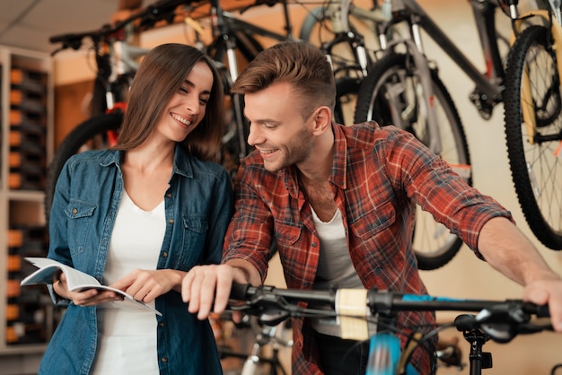 Um casal foi à loja de bicicletas para escolher uma bicicleta nova.