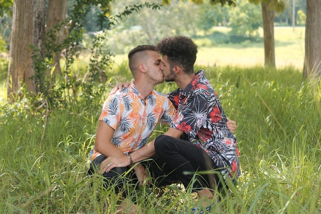 Um casal gay na natureza