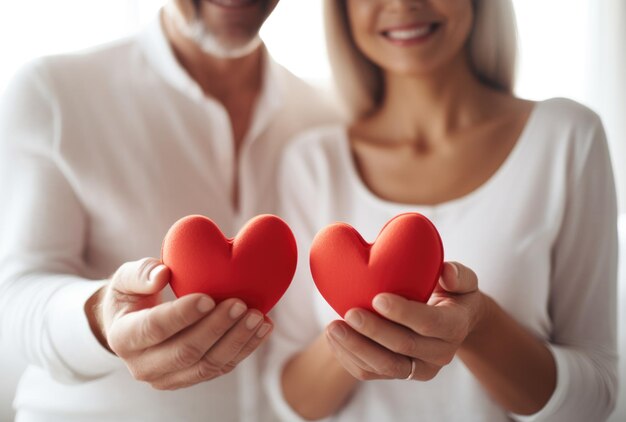 Foto um casal idoso com um coração