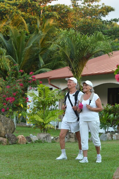 Um casal idoso de mochileiros