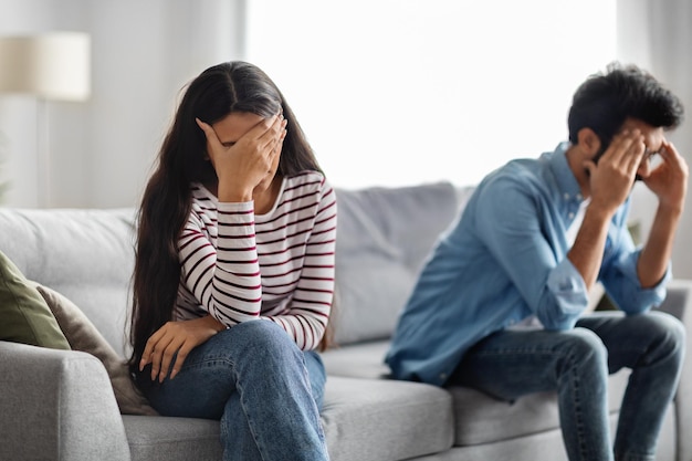 Um casal infeliz do Oriente Médio tem uma discussão em casa.