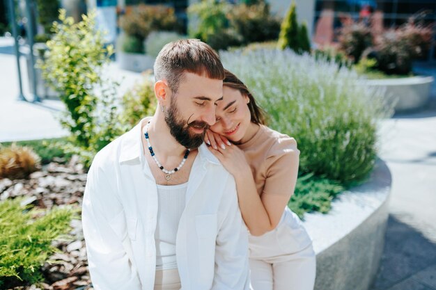 Um casal jovem e afetuoso desfrutando de seu tempo juntos ao ar livre Amor ao ar livre Retrato de um casal sorridente