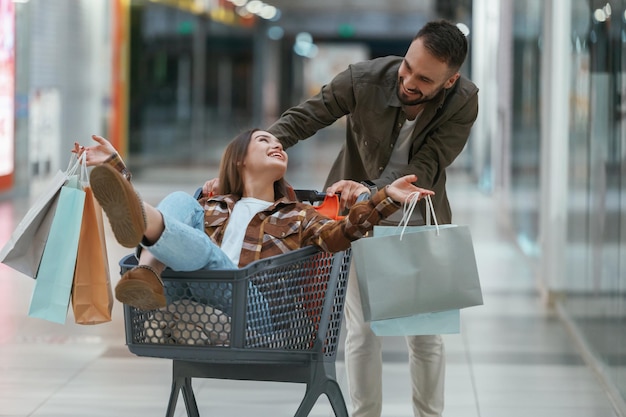 Foto um casal jovem está no supermercado juntos.