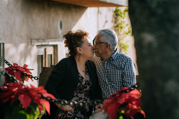 Um casal latino-mexicano apaixonado comemora o seu aniversário.