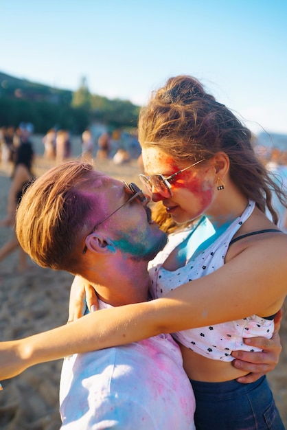 Um casal lindo se divertem no festival de Holi Amizade Lazer Férias Juntos