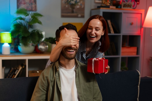 Foto um casal médio a passar tempo numa casa aconchegante.