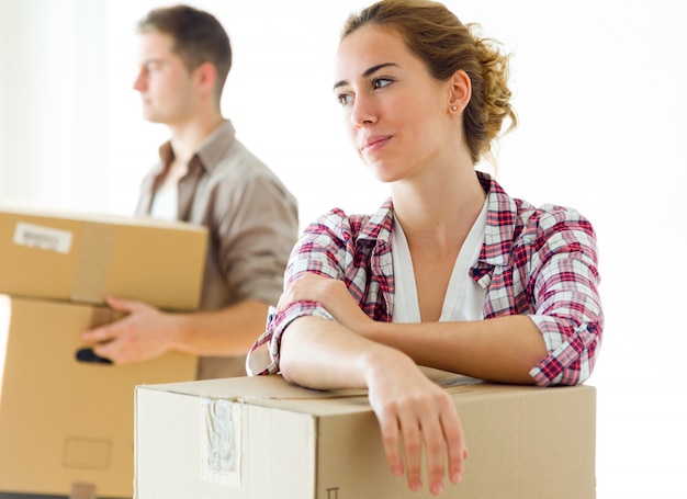 Um casal muito jovem se mudando para casa nova.