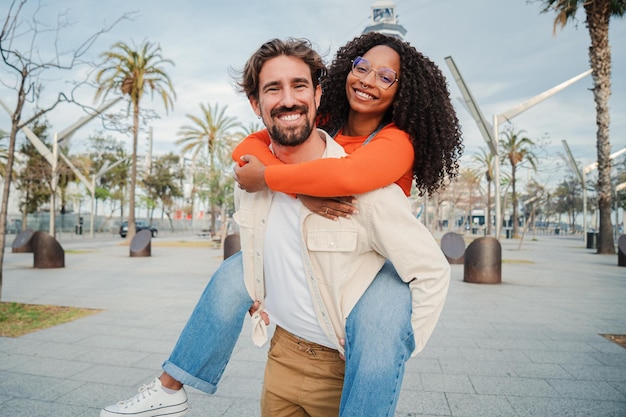 Um casal multirracial a abraçar-se e a divertir-se. Um homem caucasiano a fazer sexo com a namorada afro-americana.